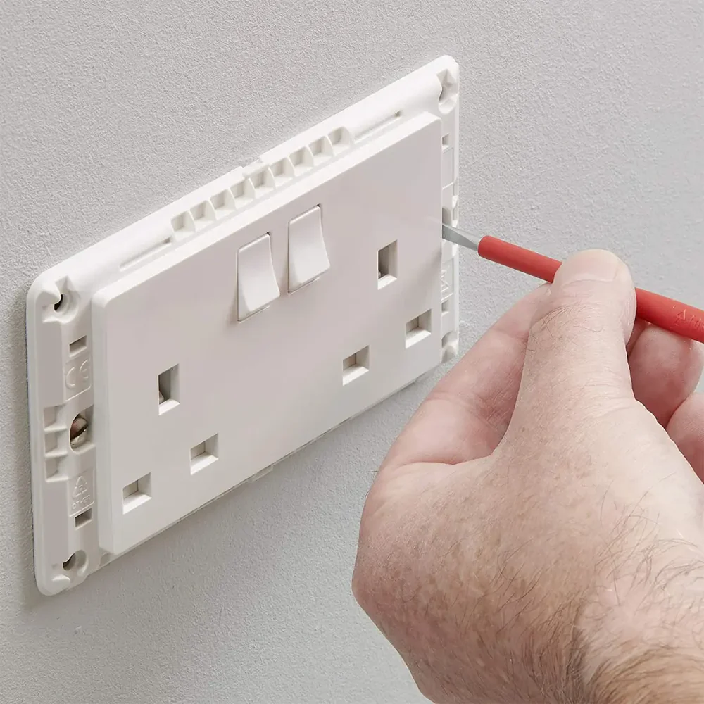 MKEssentialsMV2747WHI13A2GSPSwitchSocket-White1